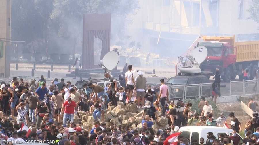 توافد آلاف المتظاهرين من مختلف المناطق اللبنانية إلى وسط بيروت للمشاركة في الاحتجاجات المطالبة بمحاسبة المسؤولين عن انفجار مرفأ بيروت الذي أودى بحياة 158 شخصا.