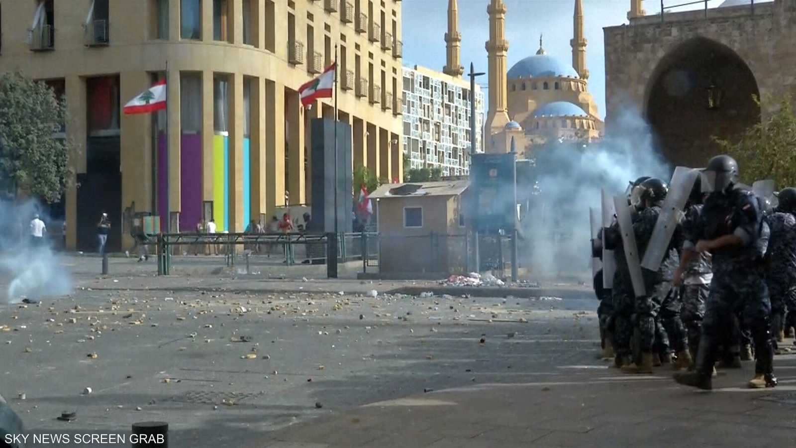 بدأ مئات المحتجين الاحتشاد في ساحة الشهداء بوسط بيروت للمشاركة في مظاهرة تنتقد تعامل الحكومة مع أكبر انفجار تشهده بيروت في تاريخها، والذي دمر جزءا من المدينة.