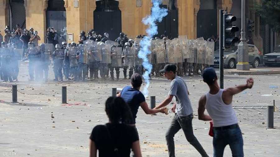 قوات الأمن تطلق المسيل للدموع لتفريق التظاهرات