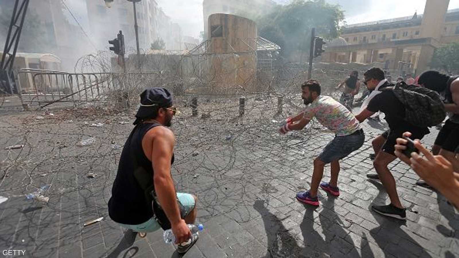 محاولة لسحب الأسلاك الشائكة الذي نصبته قوات الأمن