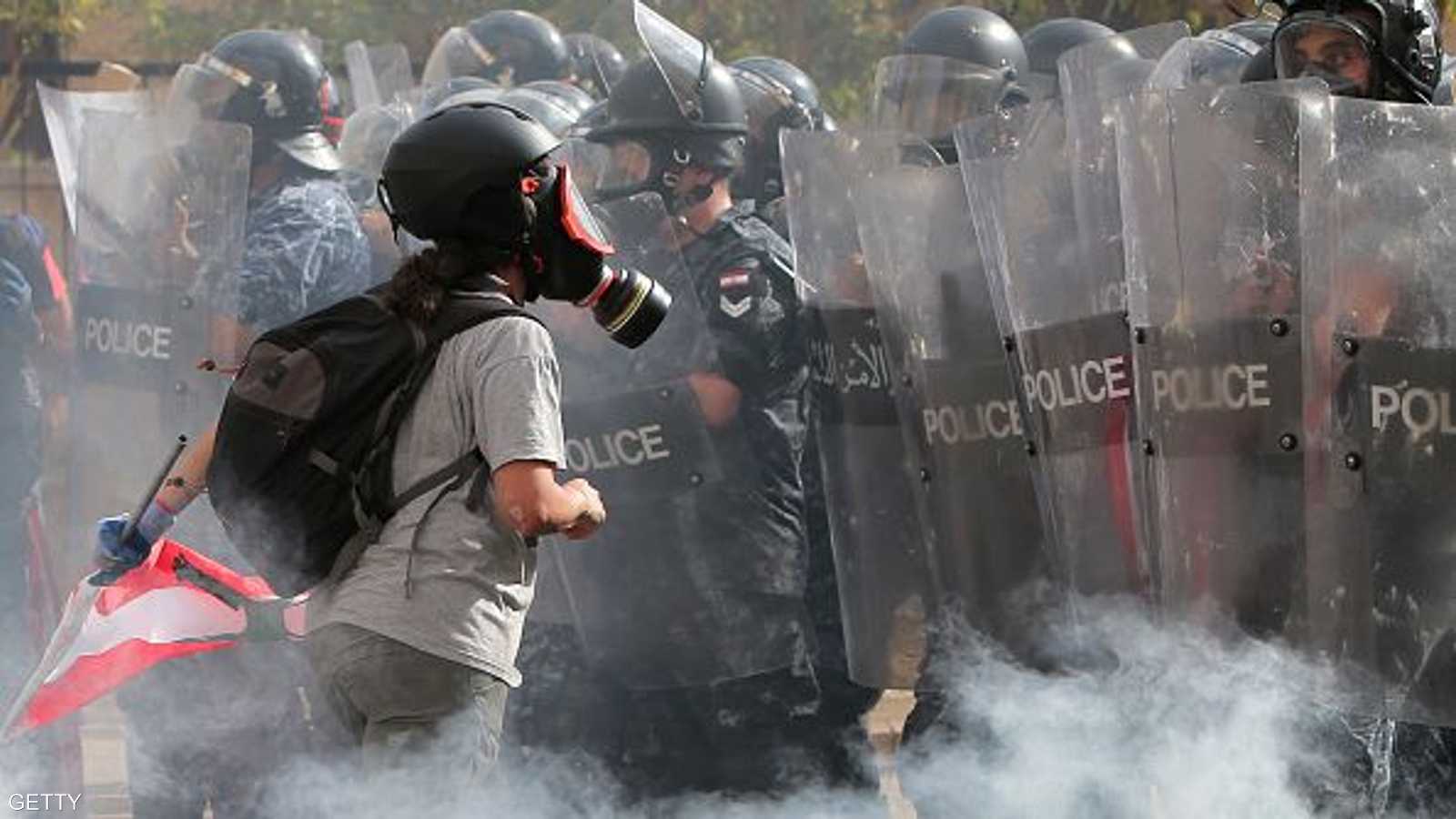 المتظاهرون يتحدون الجدار الأمني أمام البرلمان