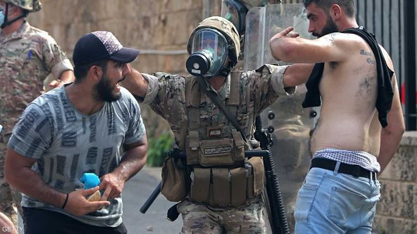 قوات الأمن تحاول ضبط العناصر الخارجة على القانون