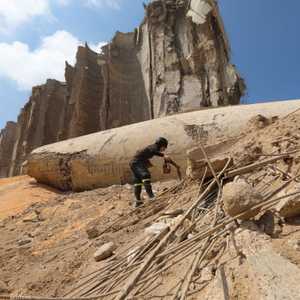 الانفجار خلف حفرة هائلة