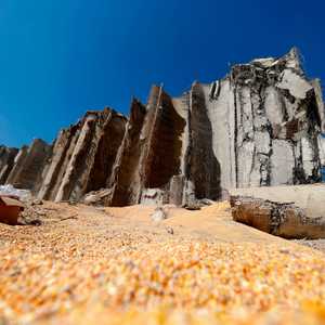 صوامع القمح في مرفأ بيروت تضررت بشدة من الانفجار