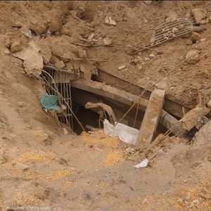 فتحة تبدو لغرفة تحت الأرض في مرفأ بيروت