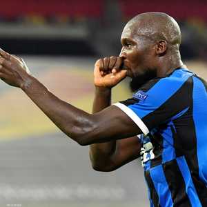 روميلو لوكاكو يحتفي بتسجيل الهدف الثاني