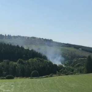 أعمدة الدخان تتصاعد من موقع الحادث