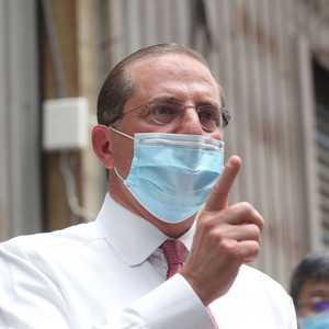 عازار يحذر من اللقاح الروسي خلال وجوده في تايوان