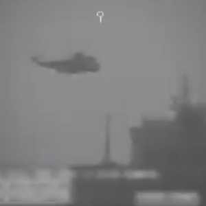 صورة لعملية إيقاف السفينة المدنية