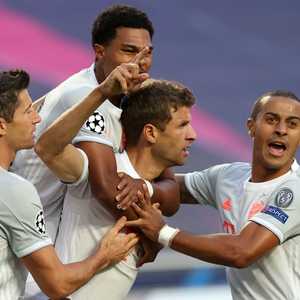 توماس مولر (في المنتصف) يتلقى تهنئة زملائه