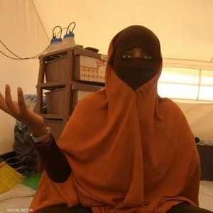 سامية حسين خلال وجودها في مخيم الهول