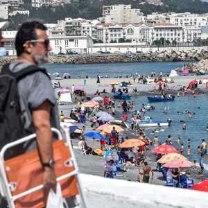 أحد الشواطئ الجزائرية وقد امتلأت بالمصطافين السبت