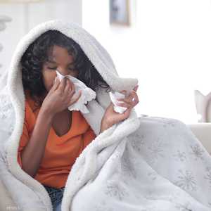 خبراء ينصحون باتباع إجراءات كورونا لتجنب الإنفلونزا.