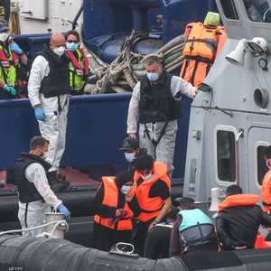 عناصر من البحرية الفرنسية أثناء إنقاذهم للمهاجرين