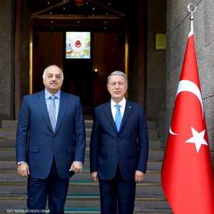 خلوصي أكار (يسار)  إلى جانب وزير دفاع قطر