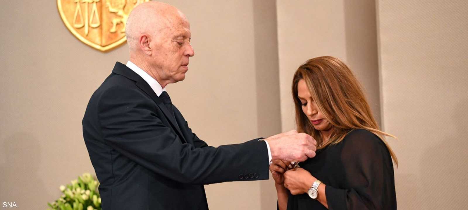 الرئيس التونسي يقلد مروى العامري وسام الاستحقاق