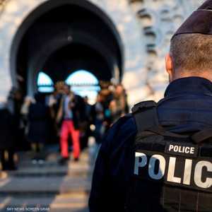 شرطي يقف في حراسة أمام مدخل المسجد الكبير بباريس"أرشيف"