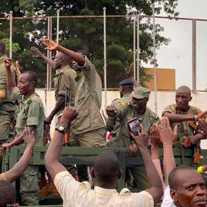 جنود في مالي يخترقون حشدا من المتظاهرين في العاصمة باماكو