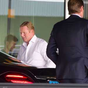 كومان (بالقميص الأبيض) وصل فعلا إلى برشلونة