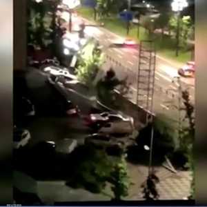 لحظة ابتلاع الحفرة للسيارات