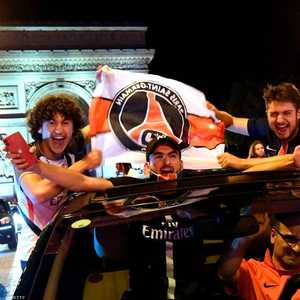 جمهور سان جيرمان يحتفل بفوز فريقه على لايزينغ الألماني