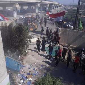 استخدم المحتجون الجرافات في هدم مقار الأحزاب الموالية لإيران