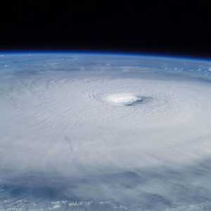 صورة لإعصار من الفضاء