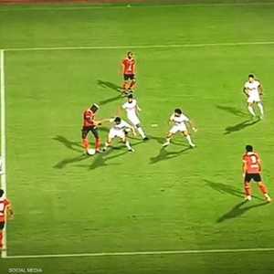 مروان محسن تجاهل الكرة ومشى في الاتجاه العكسي