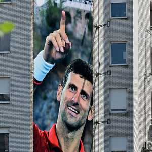 ملصق عملاق لجوكوفيتش على بناية في بلغراد عاصمة بلده صربيا