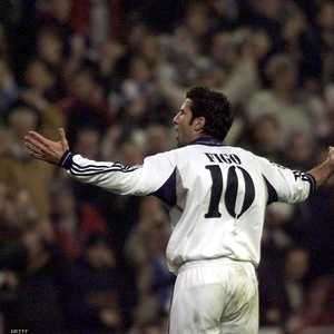 انتقال فيغو إلى ريال مدريد عام 2000 سبب صدمة لجماهير برشلونة