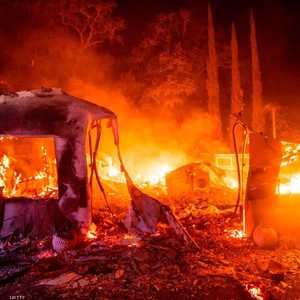 تسببت الحرائق بمقتل 5 أشخاص وتشريد الآلاف.