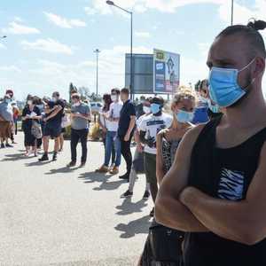 فرنسيون ينتظرون دورهم لإجراء فحص فيروس كورونا