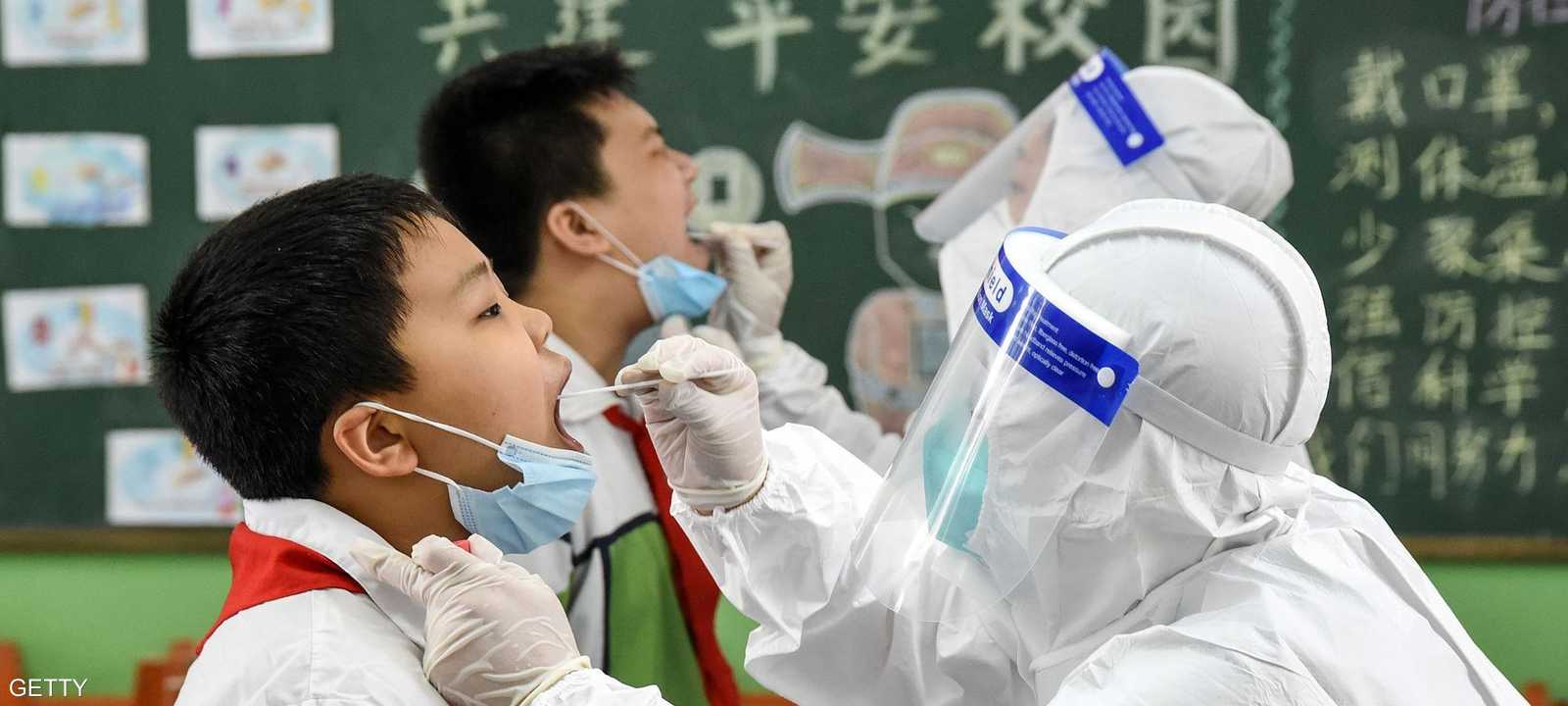 فريق طبي يقوم بفحص الأطفال في الصين قبل بدء الدراسة