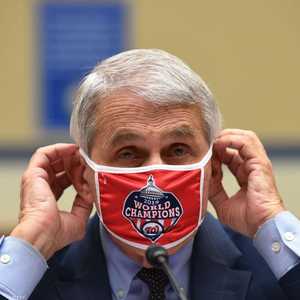 فاوتشي يحذر من الآثار السلبية لتوزيع لقاح دون تجارب كافية