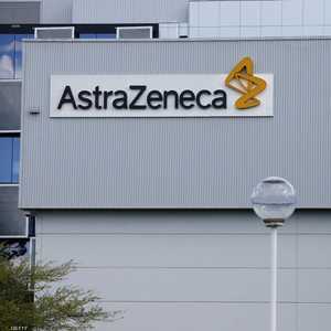 أسترازينيكا تبدأ تجربة علاج لكوفيد-19 بواسطة الأجسام المضاد