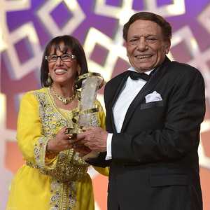 ثريا جبران تقدم جائزة للنجم عادل إمام