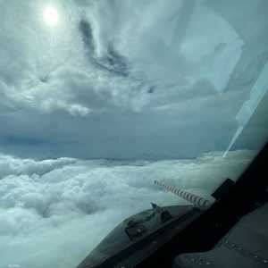 طائرة تدخل وسط "إعصار لورا" المدمر