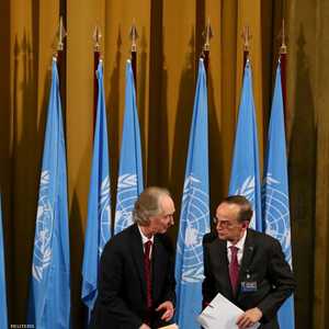 بيدرسون (يمين) مع رئيس وفد المعارضة خلال المباحثات