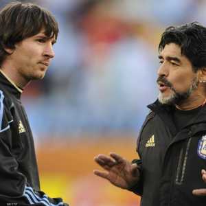 النجمان ليونيل ميسي ومارادونا