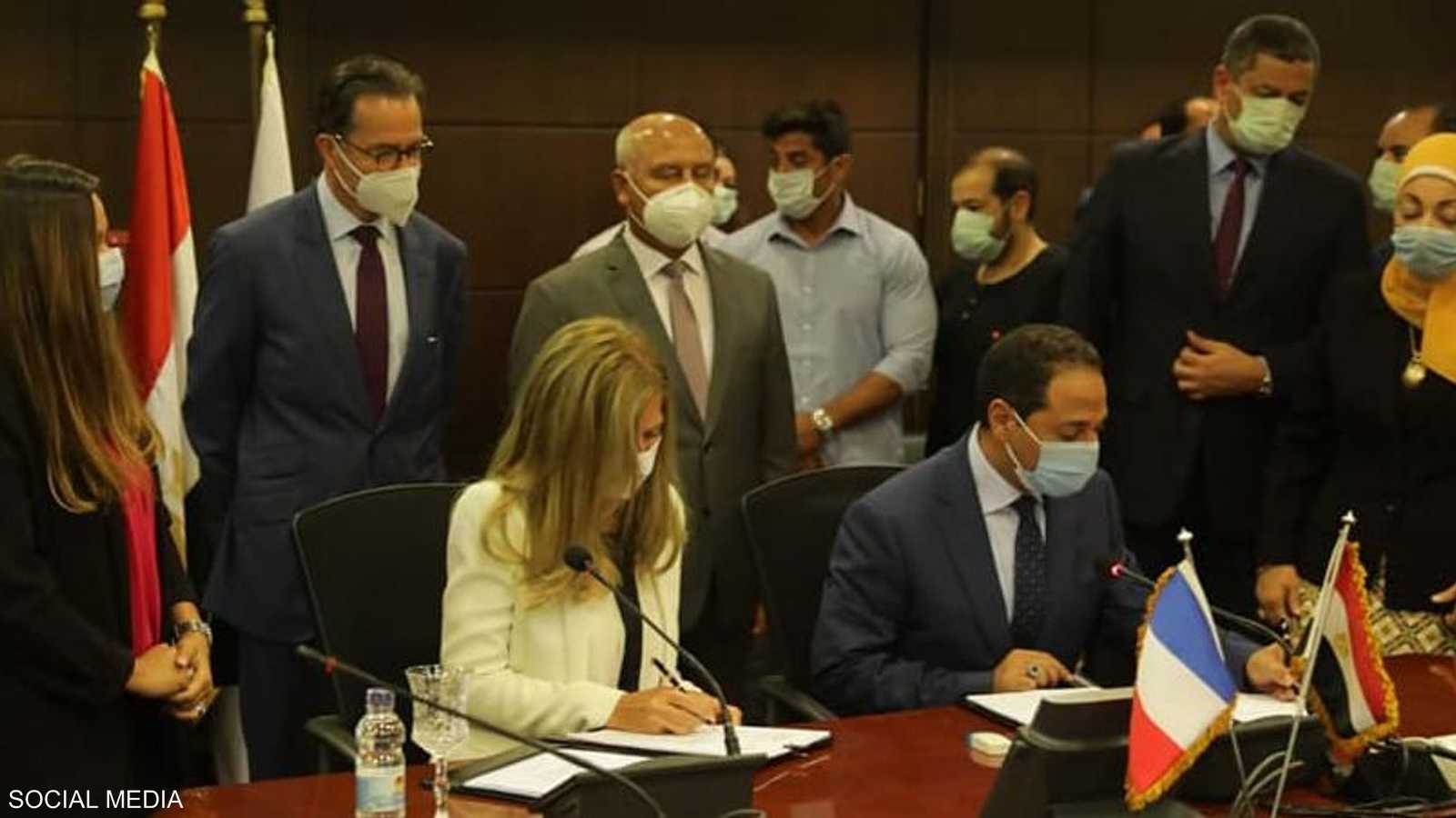 جانب من توقيع الاتفاق بين السلطات المصرية والشركة الفرنسية