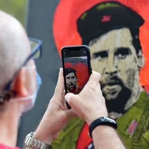 ميسي.. على الحائط في برشلونة