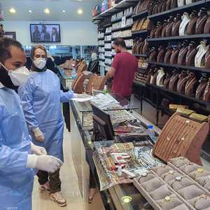 أطباء يجمعون عينات لفحصها في ليبيا