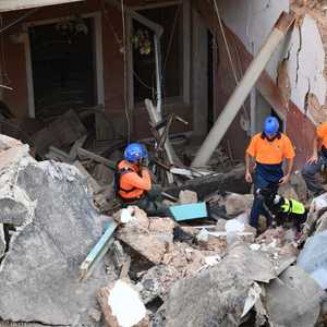 فرق الإنقاذ لا تزال تبحث عن مفقودين بين الأنقاض.