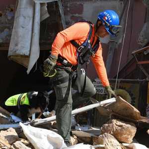 "نبضات قلب" تحت ركام مبنى في بيروت