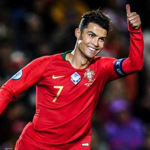 رونالدو يقترب من الهدف 100