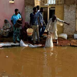 الأهالي يحاولون بناء المتاريس بالأكياس الرملية لصد المياه