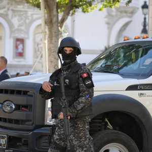 أحد عناصر الأمن التونسي