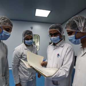 أخصائيون في إحدى شركات الأدوية المصرية