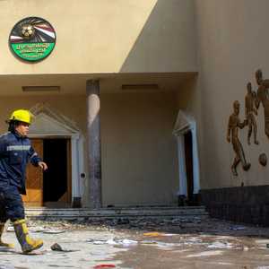 عامل إطفاء يتجه لزملائه لمساعدتهم في إطفاء الحريق