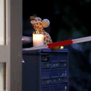 خارج الشقة التي وقعت بها الجريمة المروعة